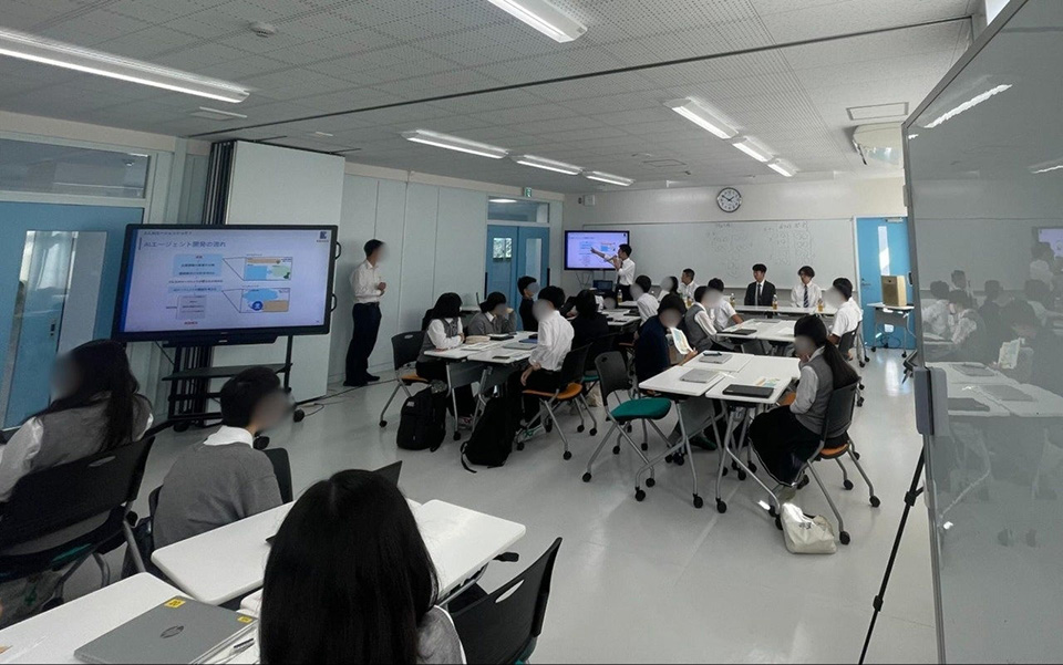 Students discussing local company challenges in the workshop