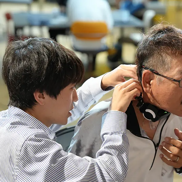 目指すのは、ファッションのように楽しむ「声のコスプレ」の未来。声に悩む当事者の願いに応えるハンズフリー人工喉頭「Laryphonix」