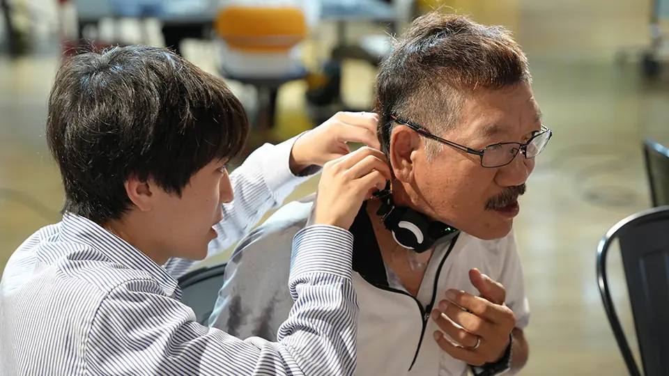 目指すのは、ファッションのように楽しむ「声のコスプレ」の未来。声に悩む当事者の願いに応えるハンズフリー人工喉頭「Laryphonix」