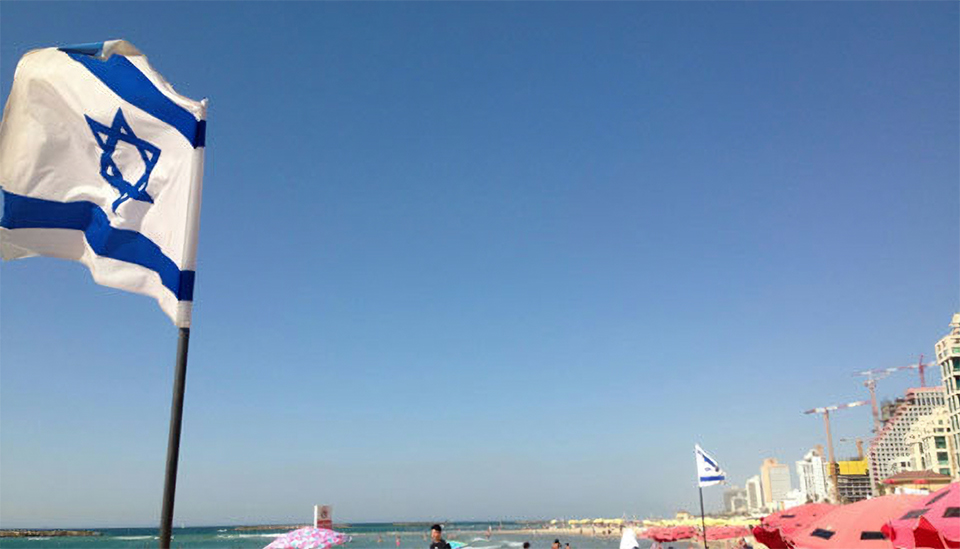 イスラエル、テルアビブの地中海沿いのビーチ