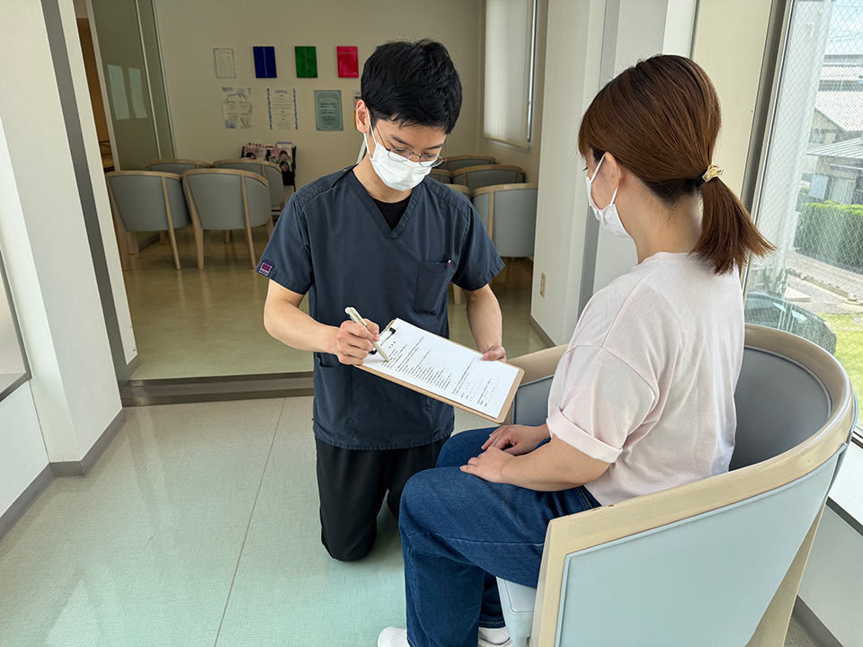 臨床研究現場：臨床研究同意書を説明する伊藤代表