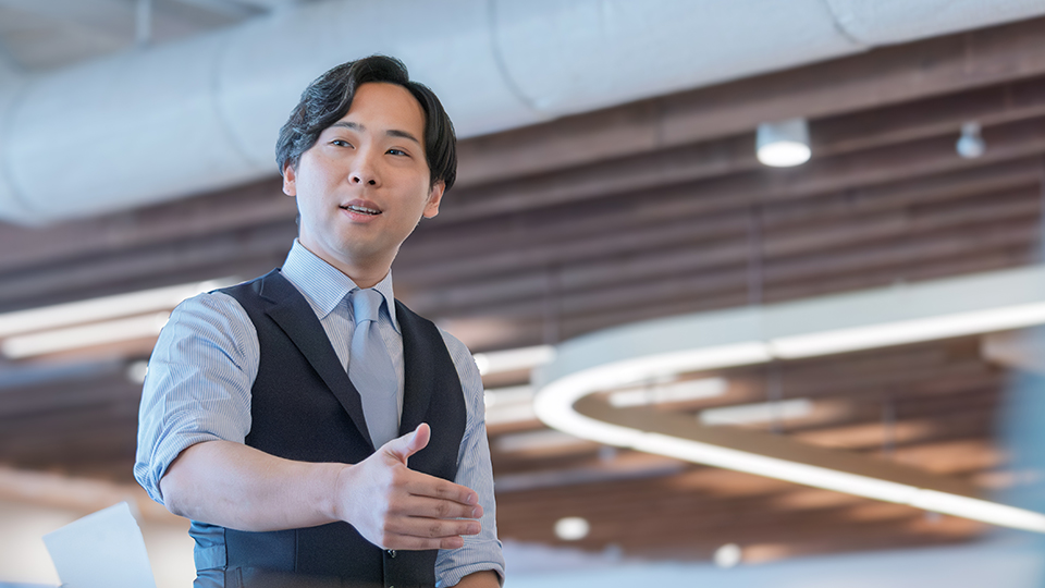 チーム内MTGを行う冨田氏