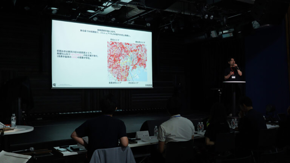 ピッチを行う岡田氏