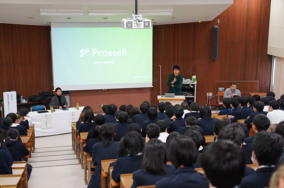 講演を行う横山CEO