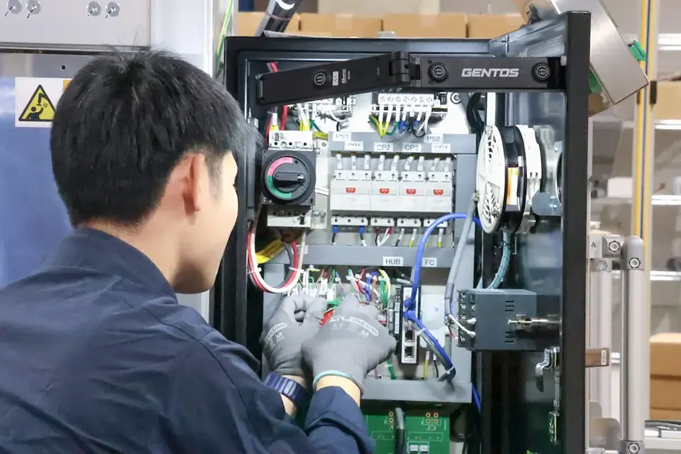 制御盤を触る様子