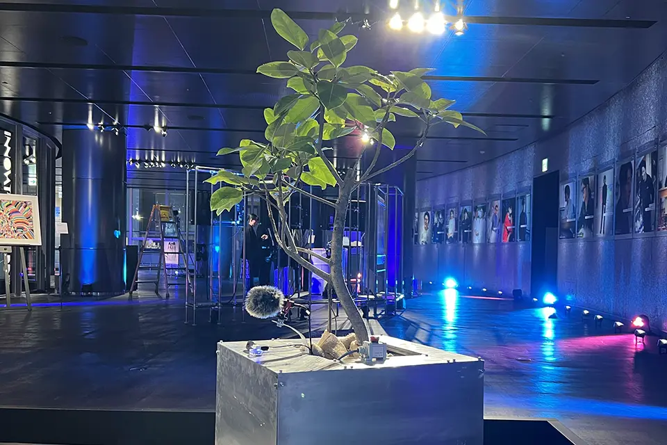 応用例1: 自律的に動いて移動する植物ロボット (WIRED Award 2025で展示)