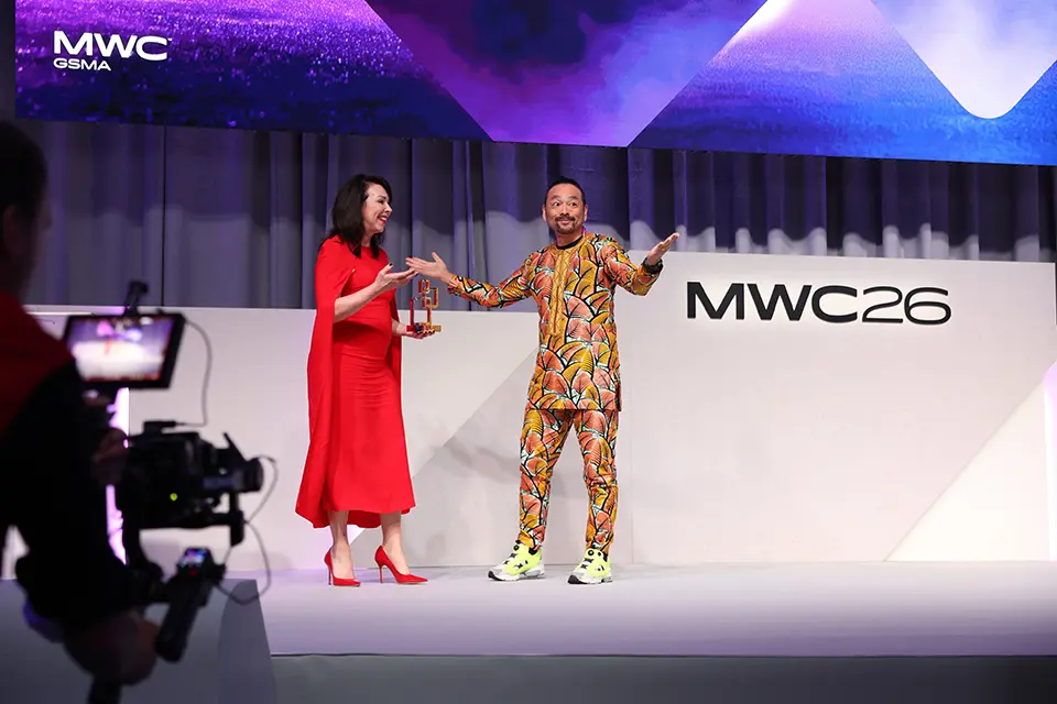 受賞発表直後の授与式ステージ壇上